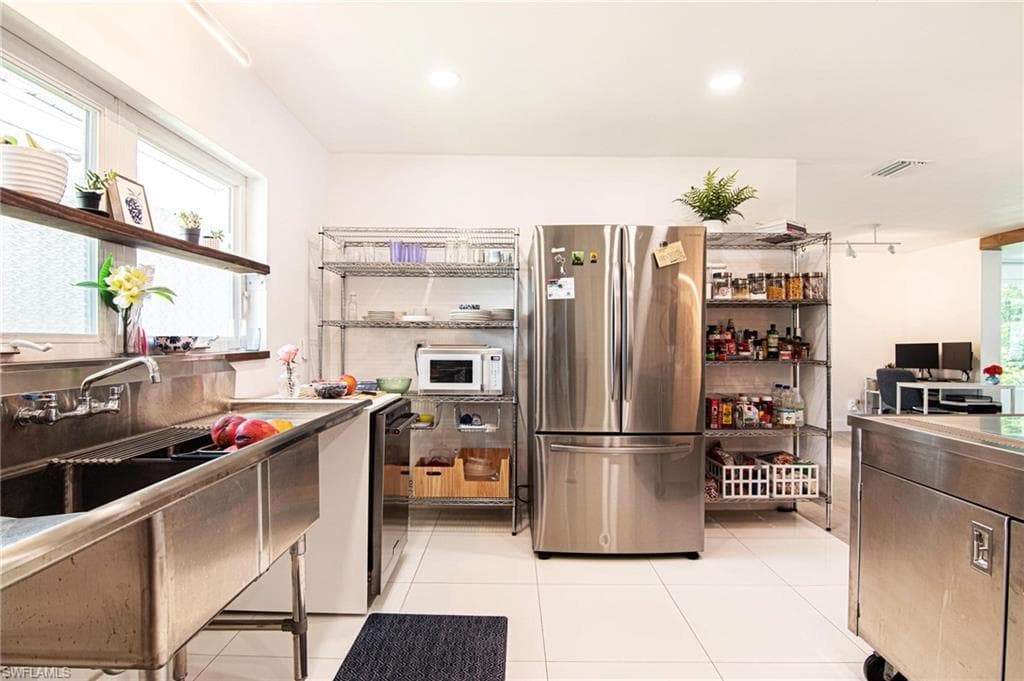 1300 Thompson ST-29