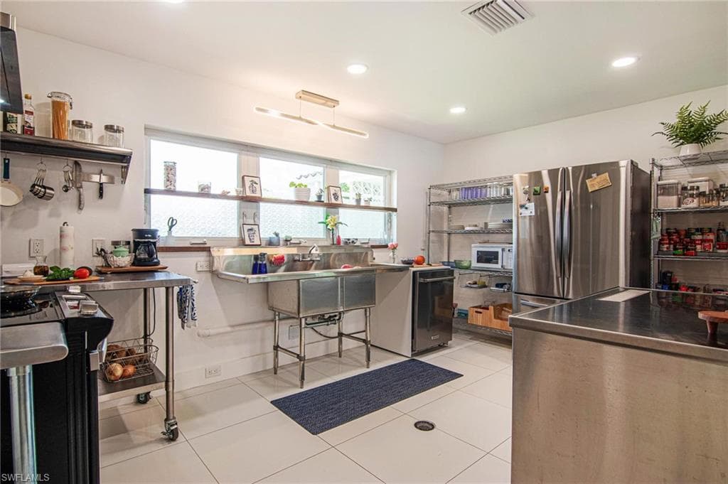 1300 Thompson ST-28