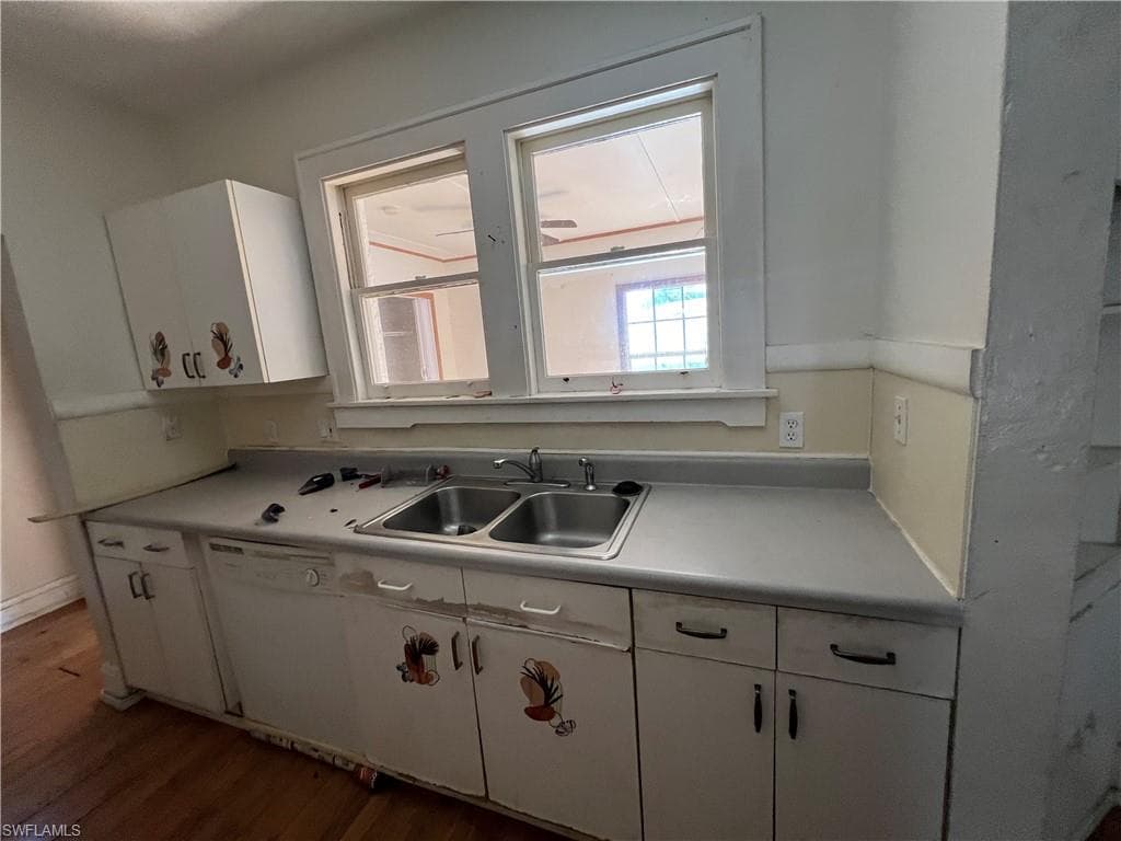 3835 Lake ST-4