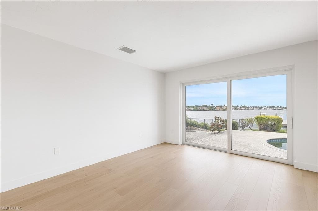 1535 Dolphin LN-39