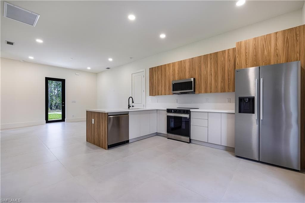 1805 W 10th ST-12