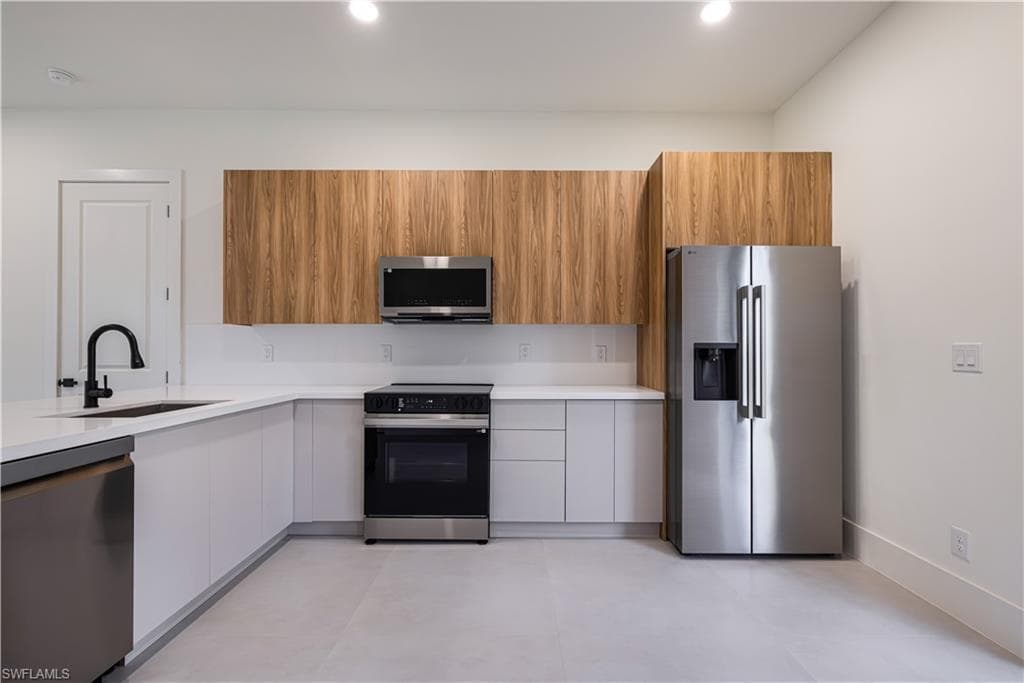 1805 W 10th ST-11