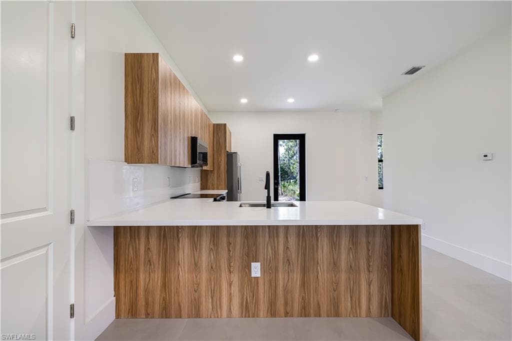 1805 W 10th ST-25