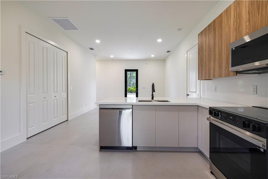 1805 W 10th ST-8