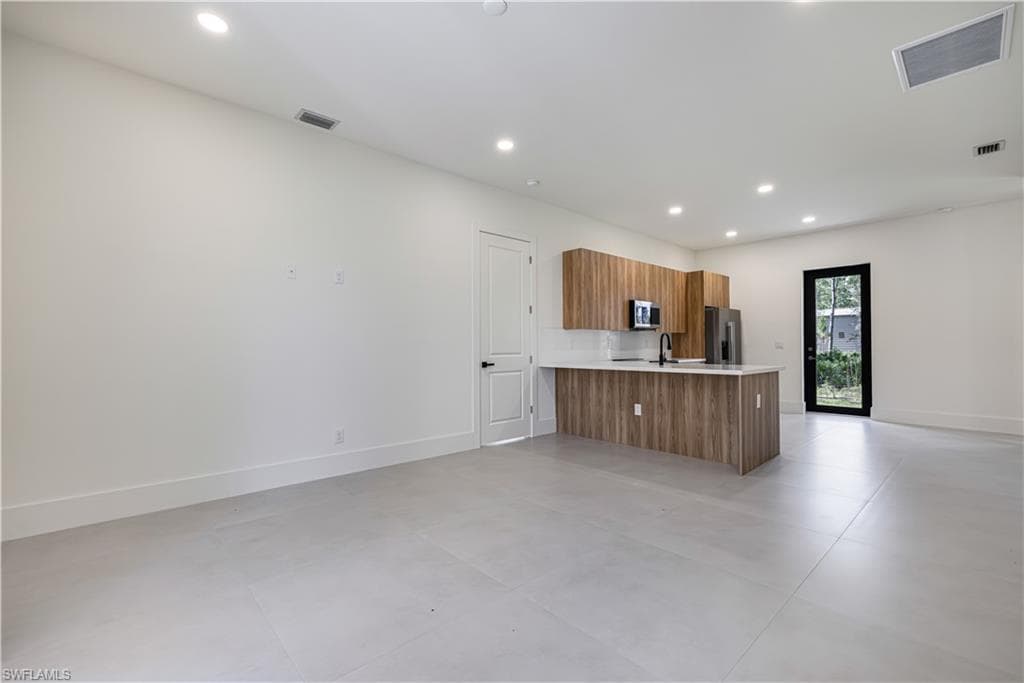 1805 W 10th ST-3