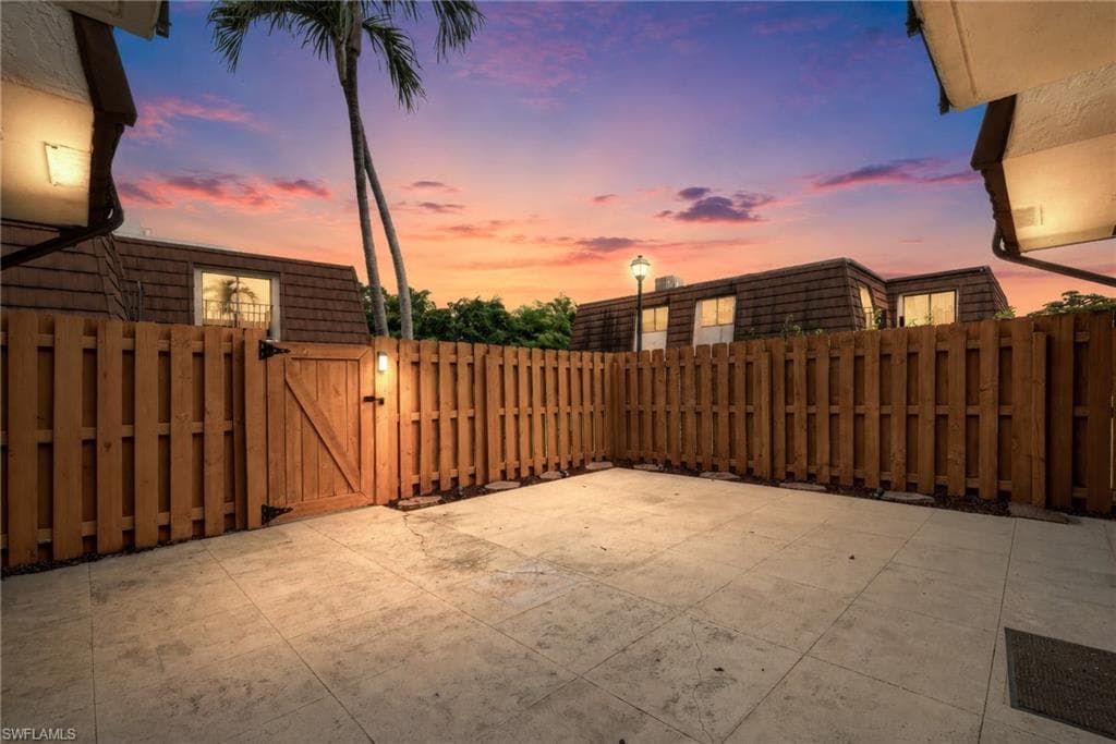 1418 Park Shore CIR 3-23