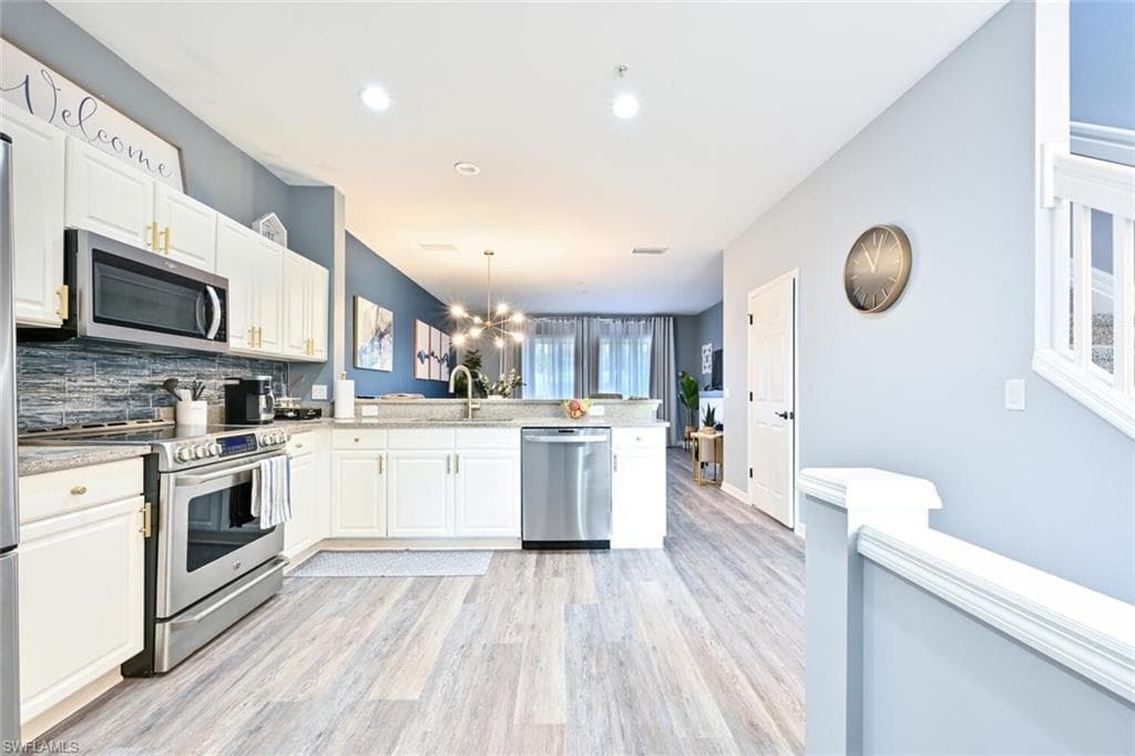 981 Hampton CIR 119-1