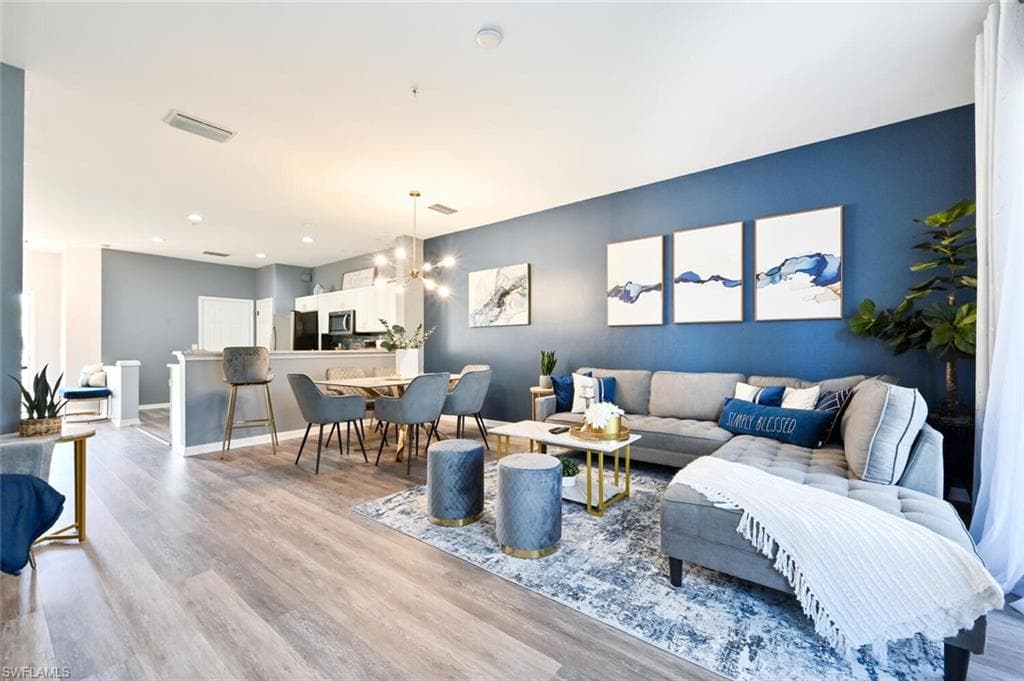 981 Hampton CIR 119-5