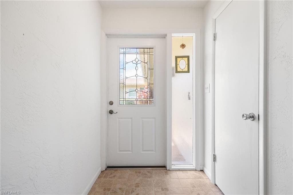 5585 Hamlet LN-5
