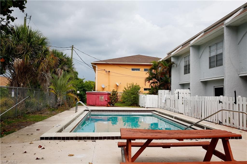 1123 SW 48th TER 102-25