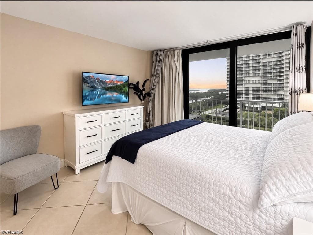 320 Seaview CT 608-7