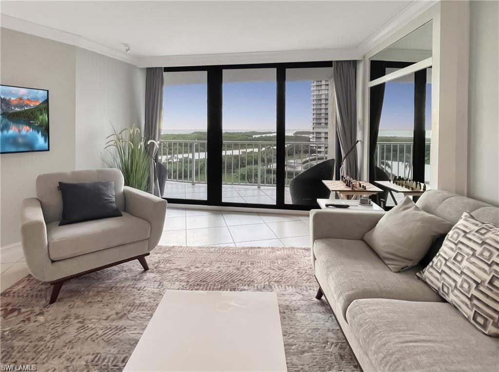 320 Seaview CT 608-5