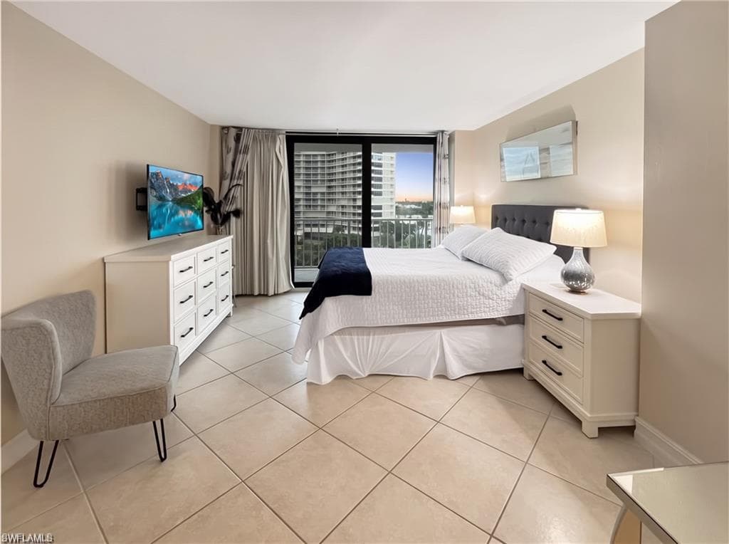 320 Seaview CT 608-8