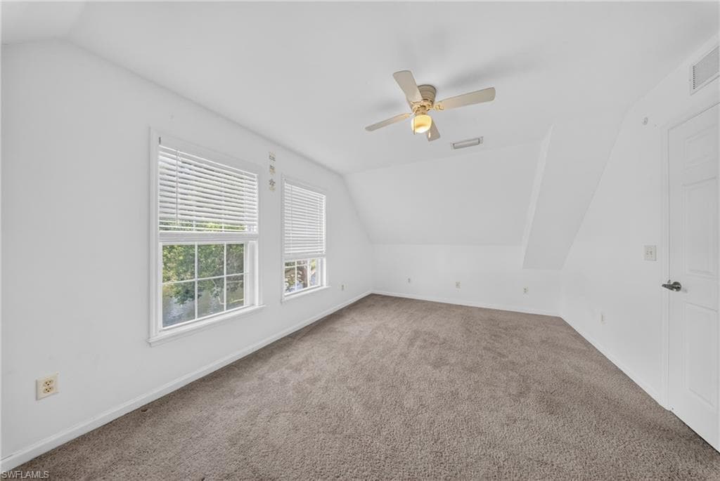 250 Leawood CIR-16