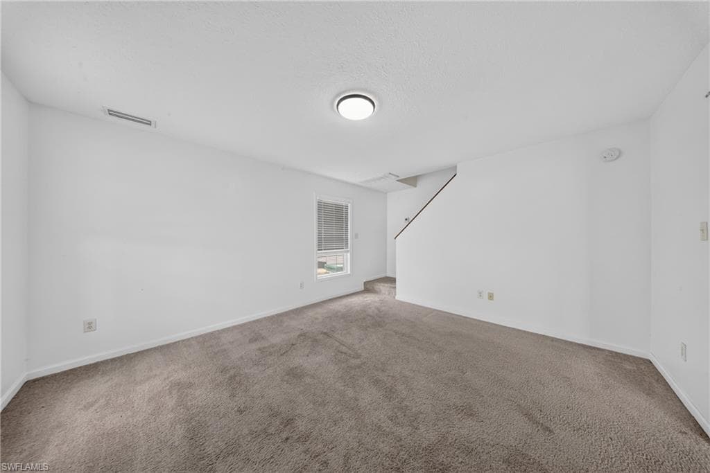 250 Leawood CIR-23
