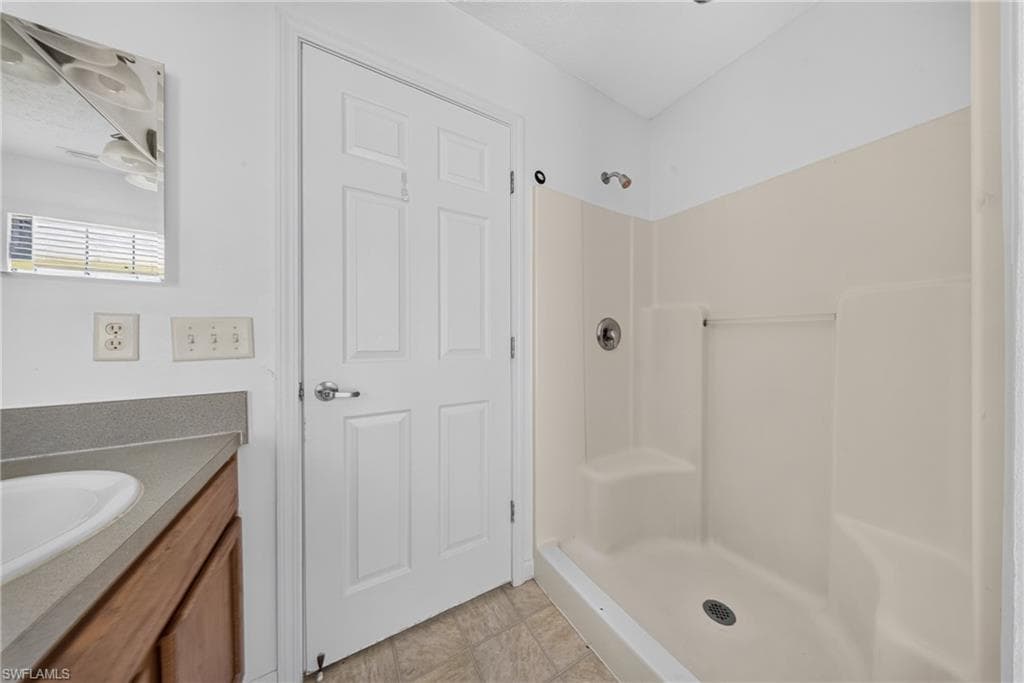 250 Leawood CIR-28