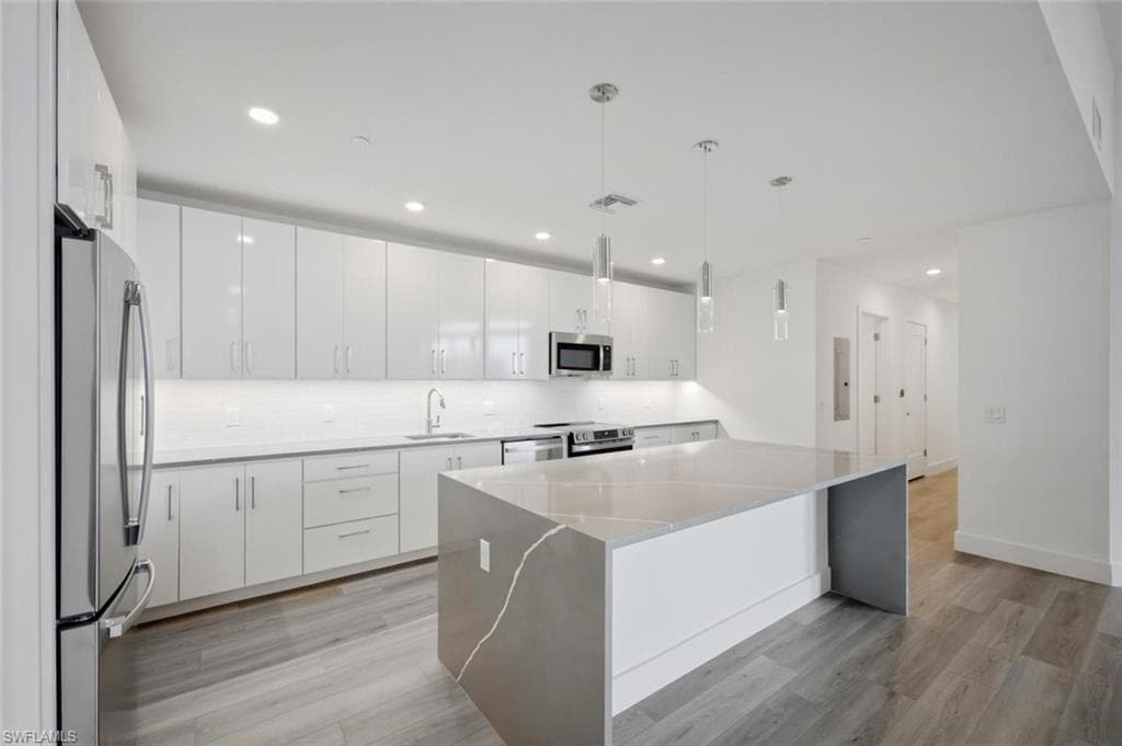 1950 Mayfair ST PH8-8