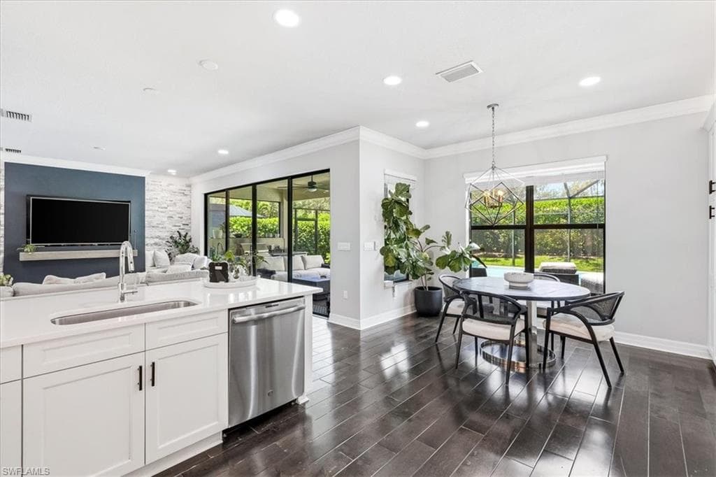 4432 Aurora ST-5