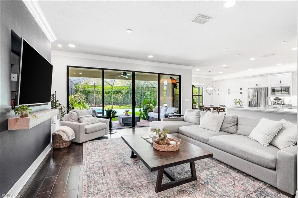 4432 Aurora ST-12