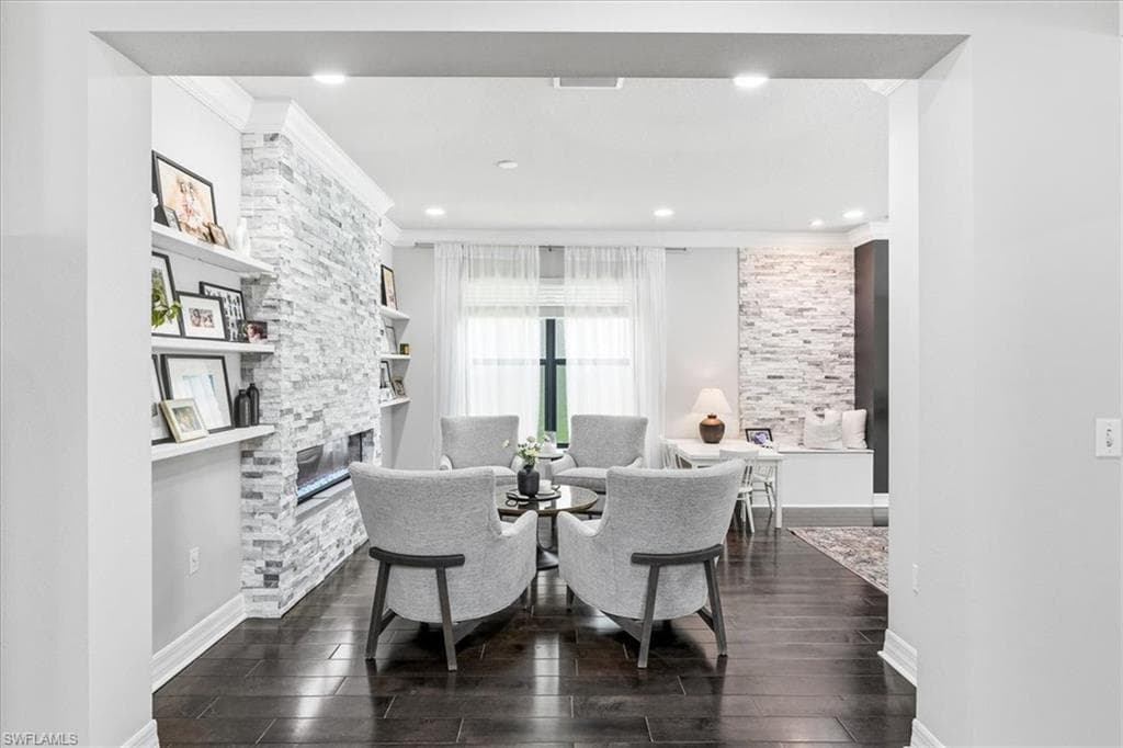 4432 Aurora ST-15