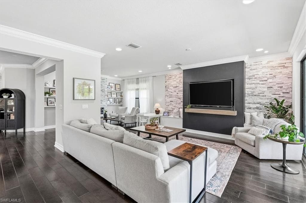 4432 Aurora ST-11