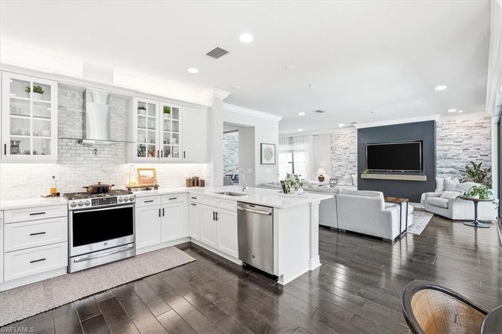 4432 Aurora ST-6