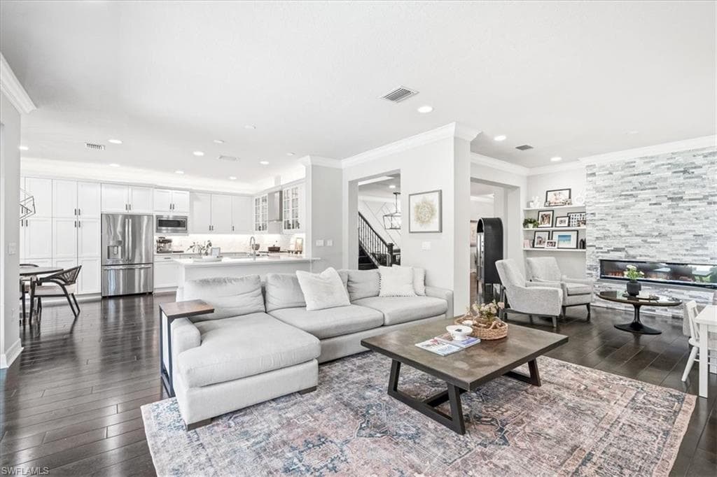 4432 Aurora ST-8