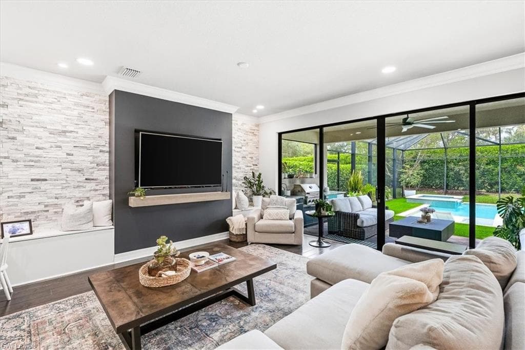 4432 Aurora ST-13