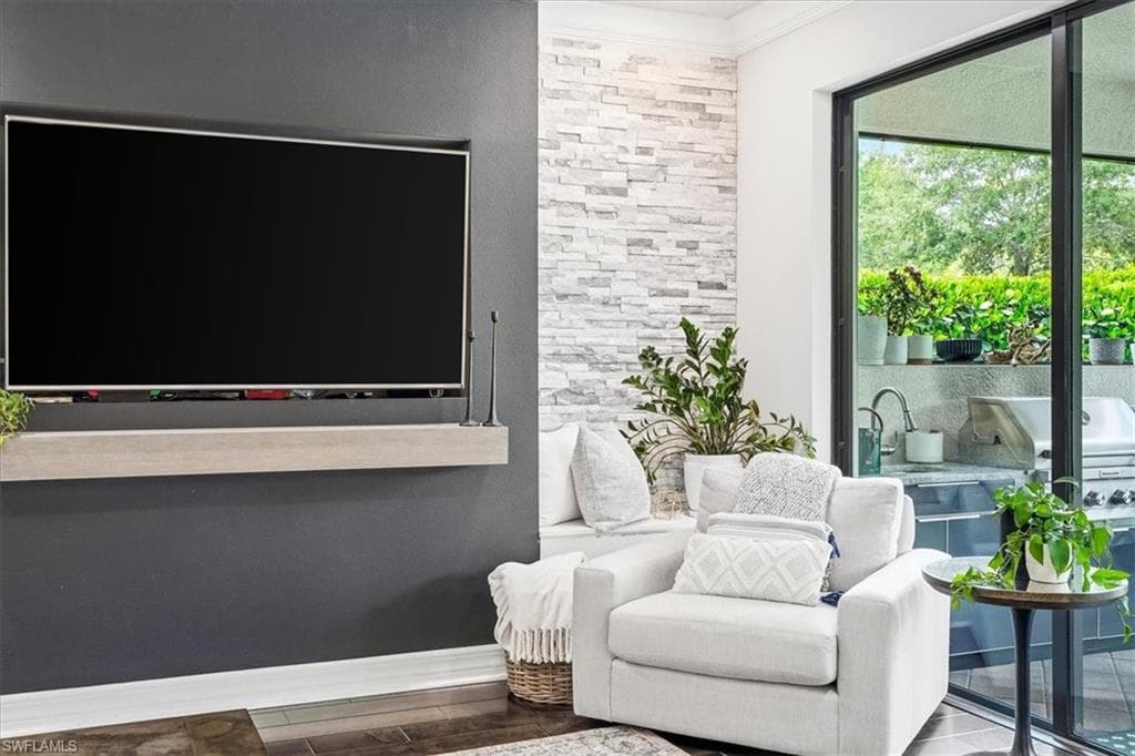 4432 Aurora ST-10