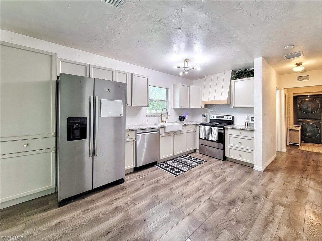2524 NE 5th PL-4