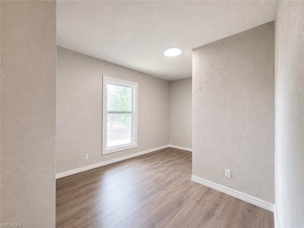 2524 NE 5th PL-10