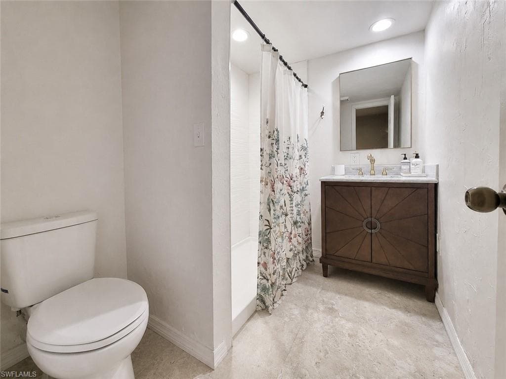 2524 NE 5th PL-7