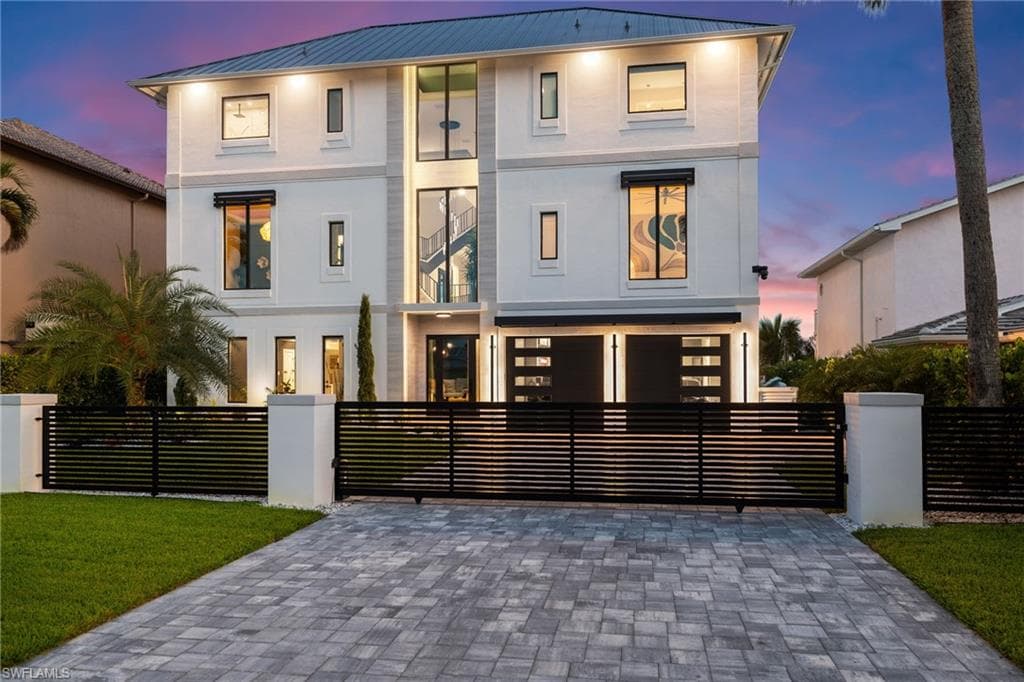 18 Pelican ST E-2