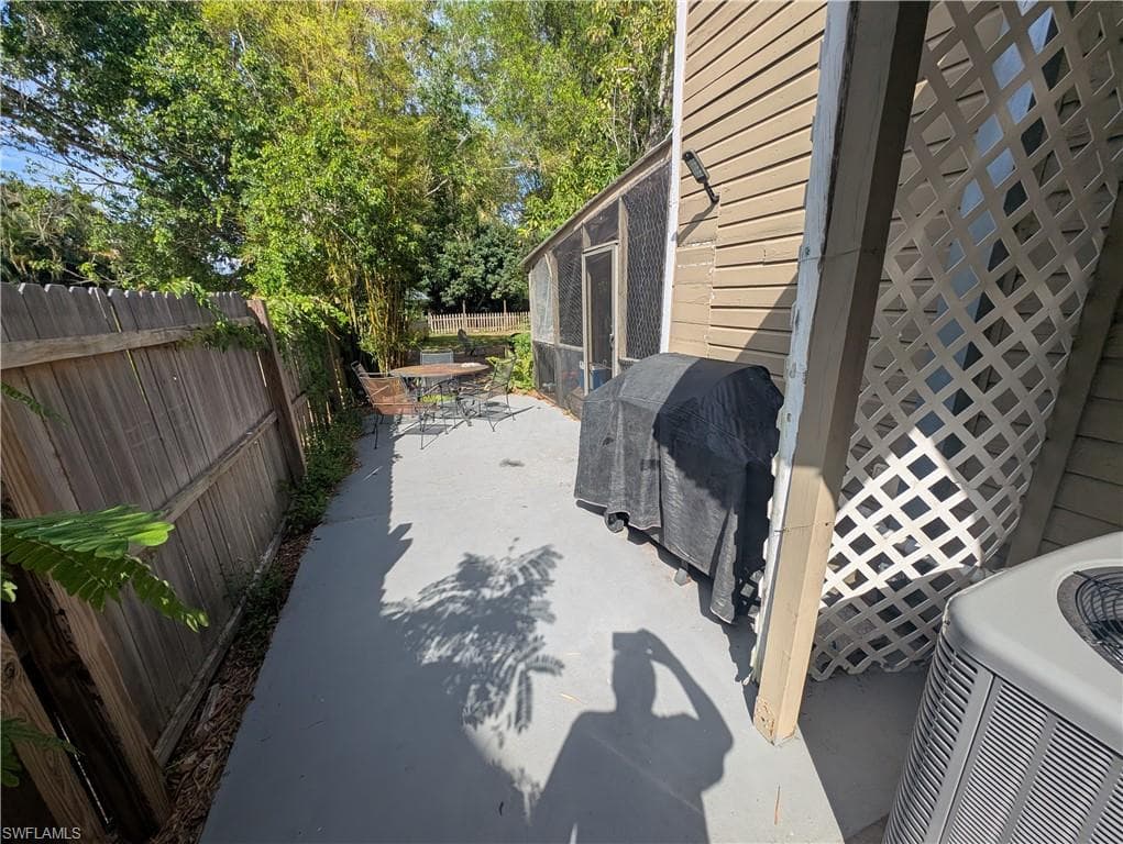 1637 Woodford AVE-16