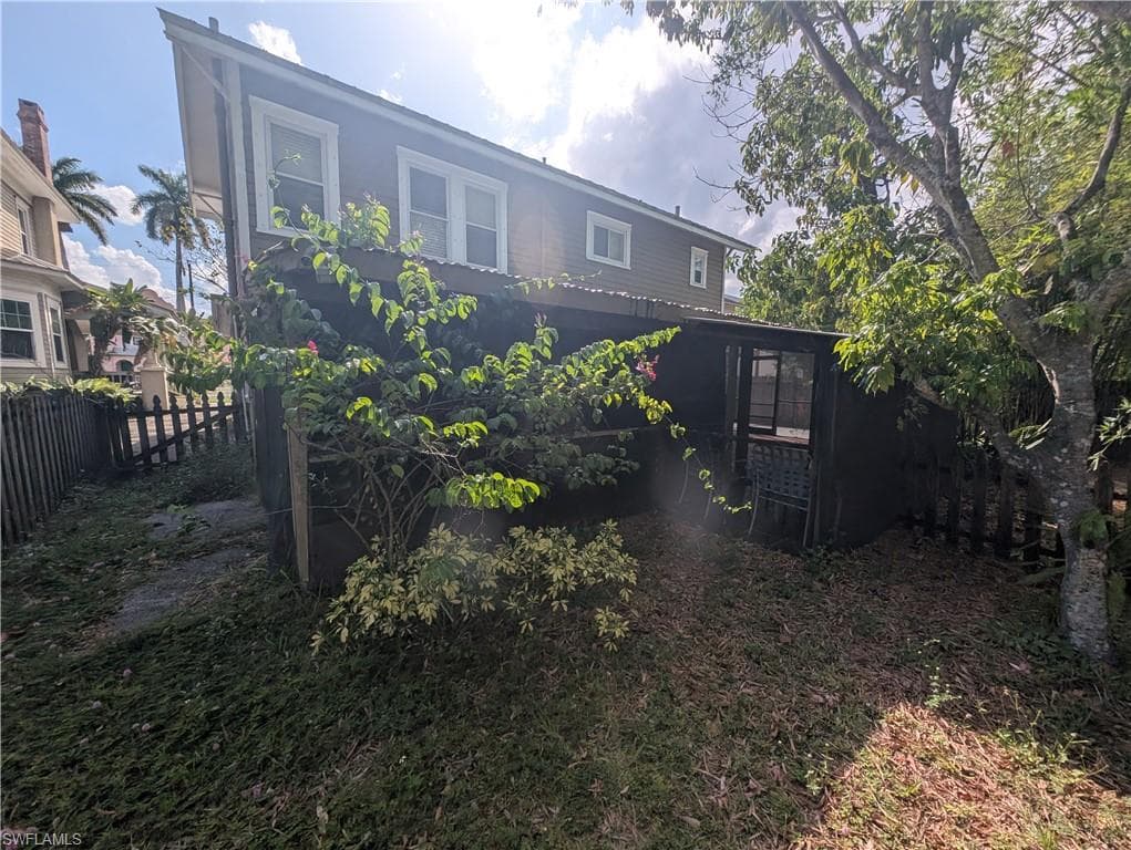 1637 Woodford AVE-19