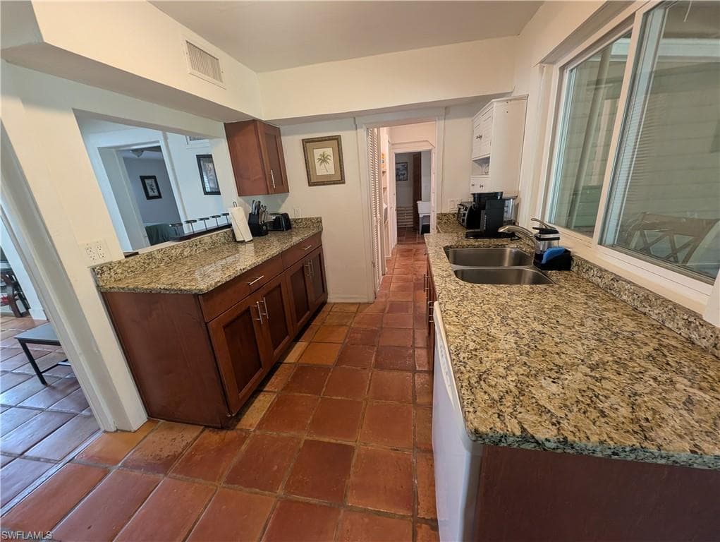1637 Woodford AVE-23