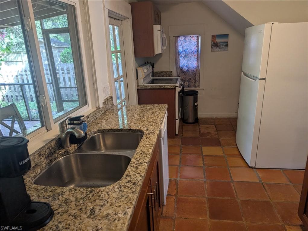 1637 Woodford AVE-13