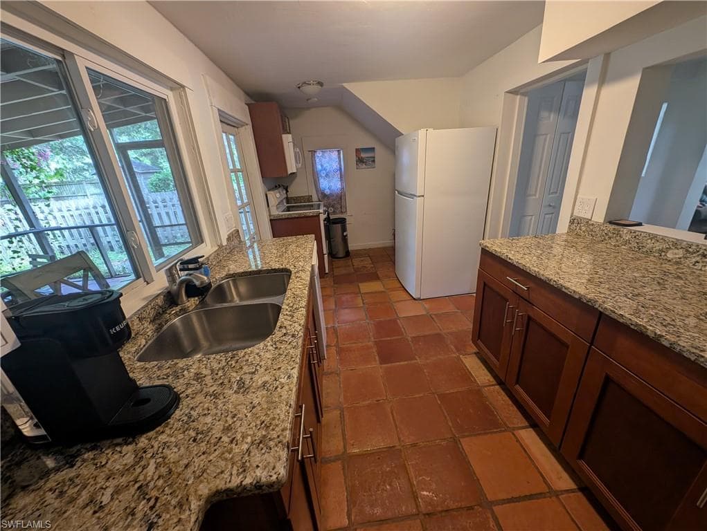1637 Woodford AVE-10