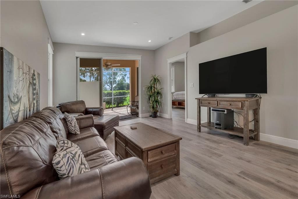 2219 Carnaby CT-2