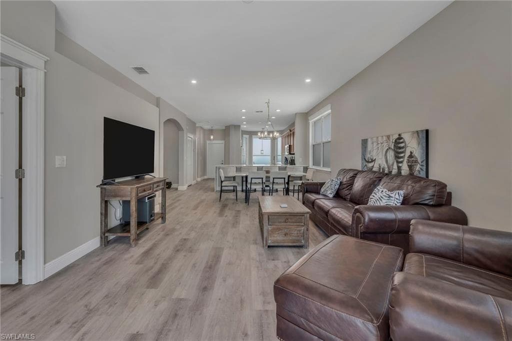 2219 Carnaby CT-4