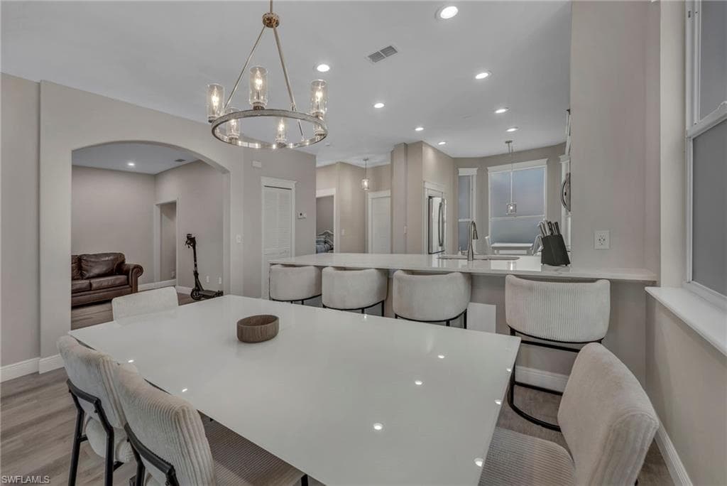 2219 Carnaby CT-10