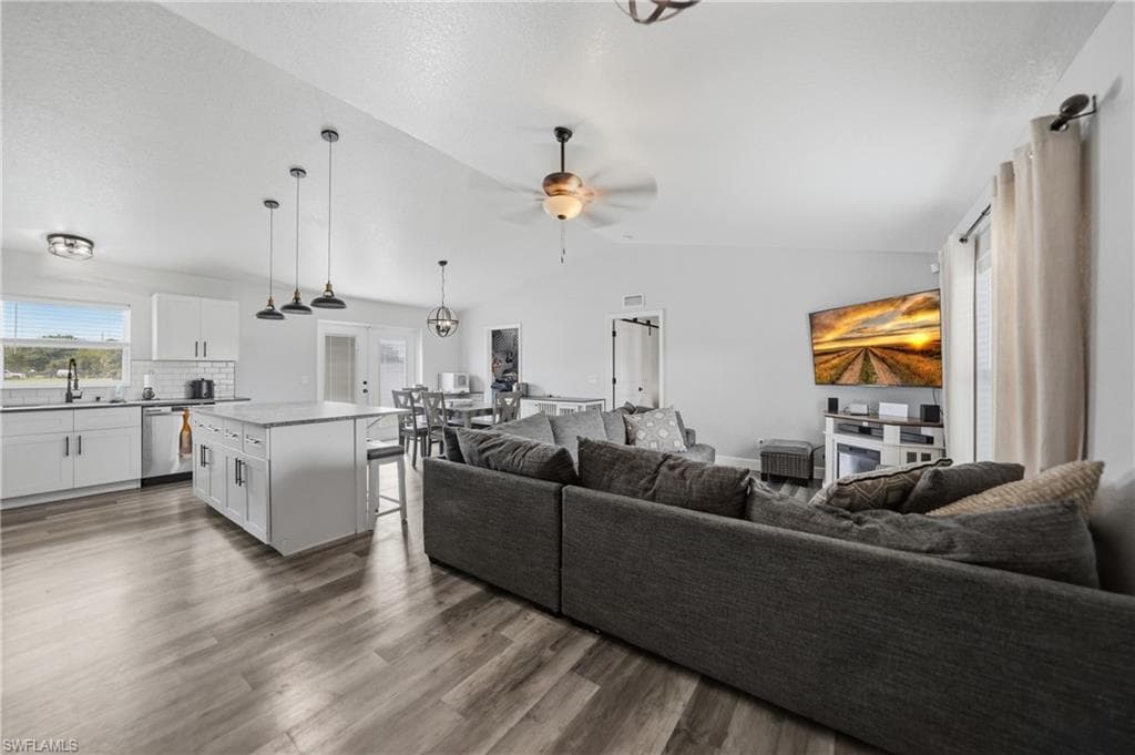 1601 SE Sheila DR-4