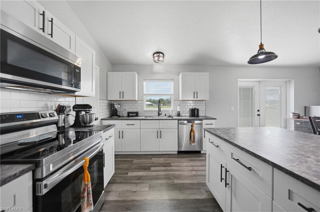 1601 SE Sheila DR-10