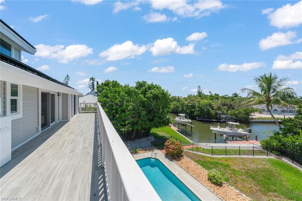 1048 Kings Crown DR-26