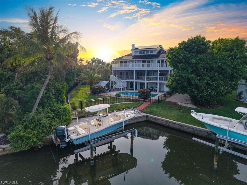 1048 Kings Crown DR-45