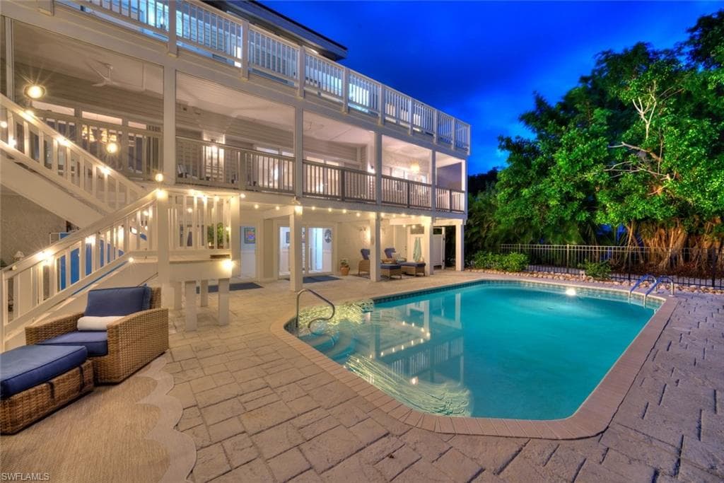 1048 Kings Crown DR-44