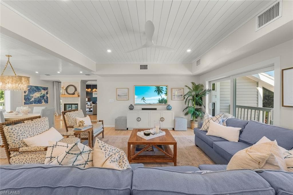 1048 Kings Crown DR-18