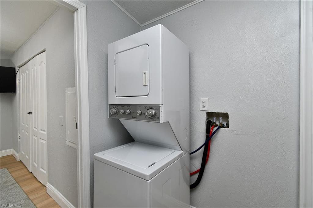 22950 Tinas LN-13