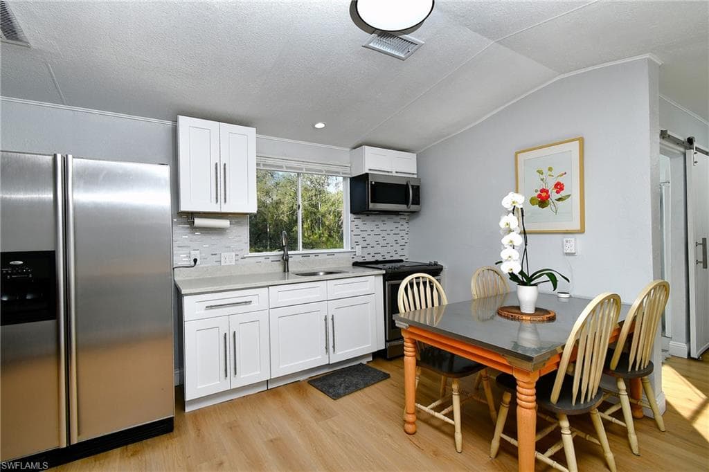 22950 Tinas LN-18