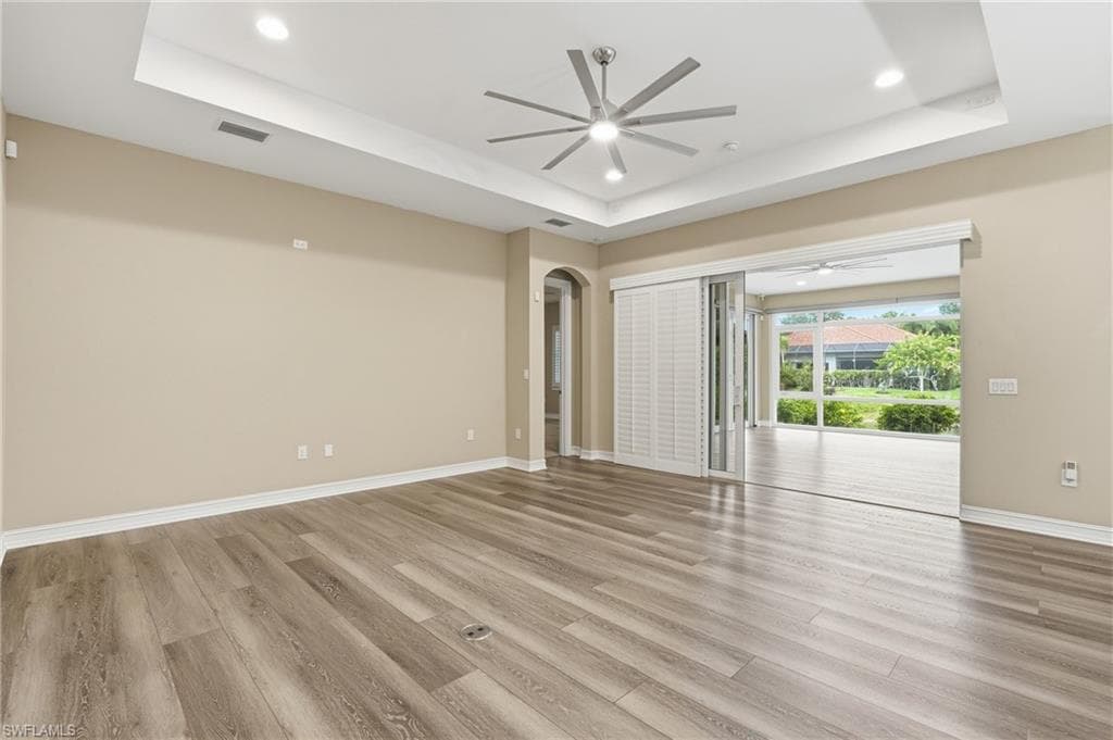 10240 Avonleigh DR-11